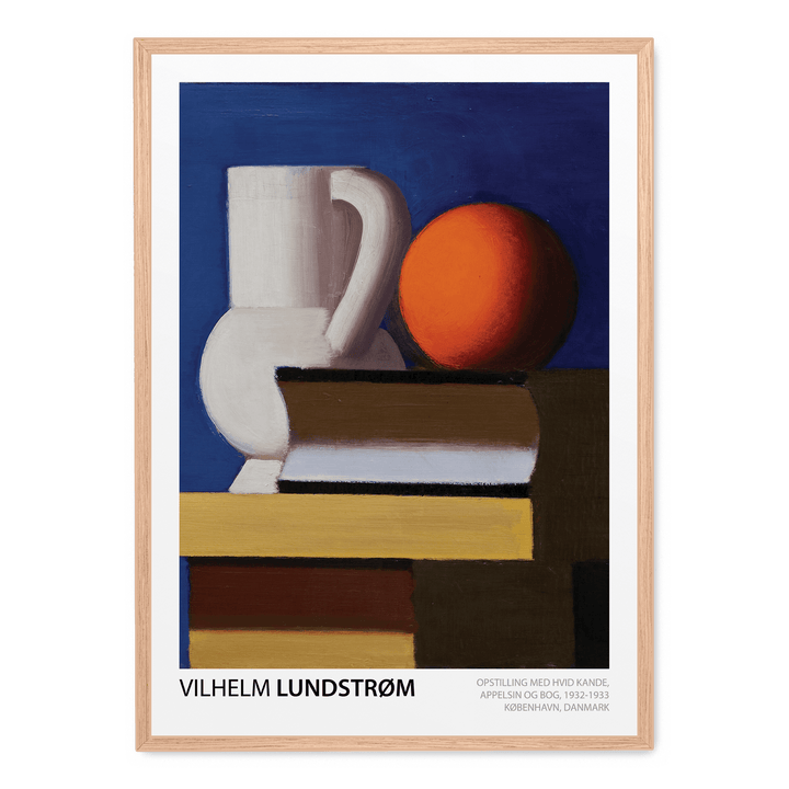 Opstilling Med Hvid Kande, Appelsin Og Bog